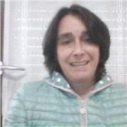 Avvocato impartisce lezioni di diritto a studenti del liceo e universitari